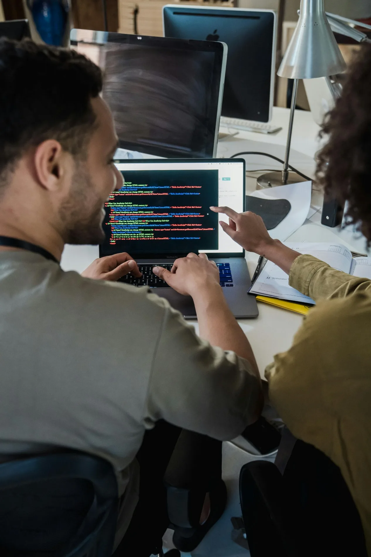 Echipa XNK Solutions lucrând la cod